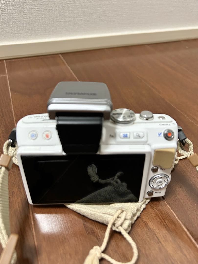 OLYMPUS ミラーレス一眼 ホワイト