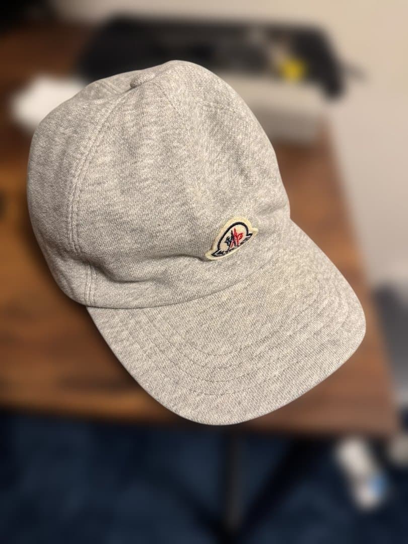 MONCLER グレーキャップ ロゴ入り　男女使用可