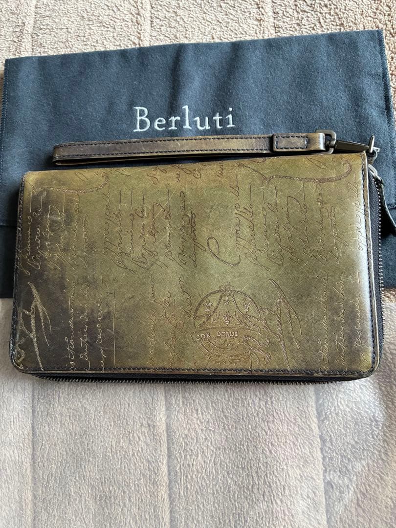 希望額へ　ベルルッティ オーガナイザーラウンドジップ カリグラフィー ストラップ