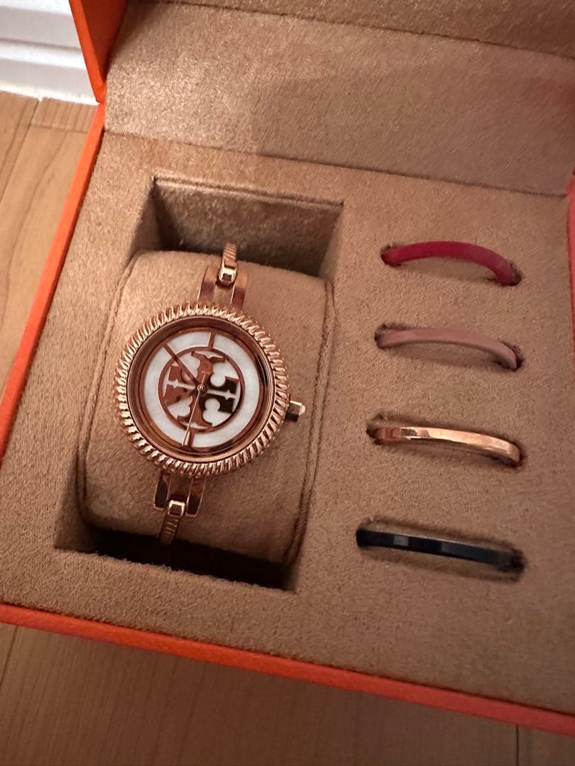 TORY BURCH ゴールドロゴダイヤル 時計