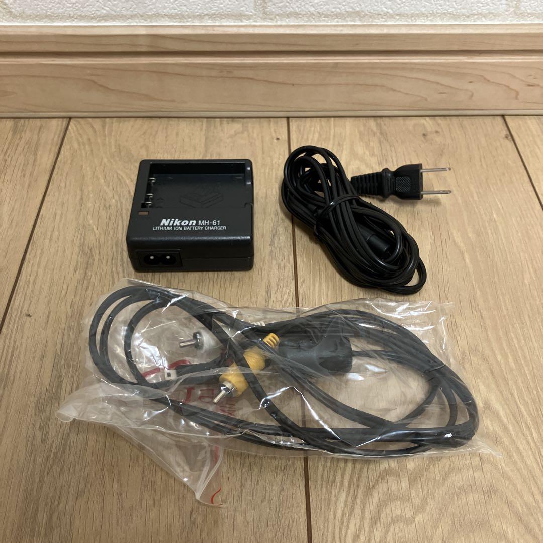 Nikon COOLPIX S10 シルバー コンデジ デジカメ　ニコン