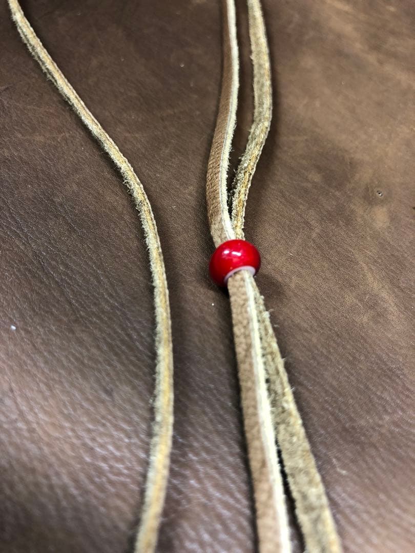 鹿革紐3ミリ、2ミリ、アソートネック28本、朱赤色約ビーズ2種各200粒