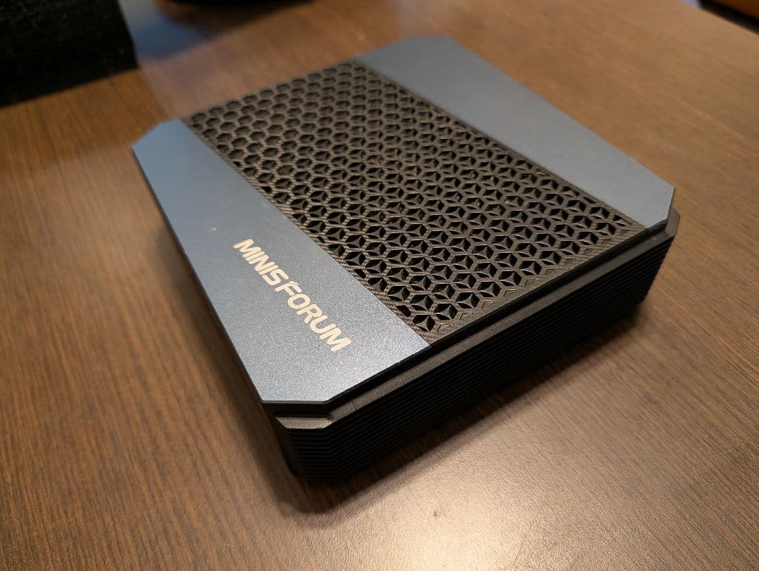 MINISFORUM EliteMini HX90 モバイルディスプレイ付