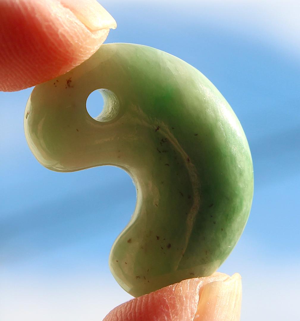 専用出品［透明感］糸魚川翡翠 勾玉 7.0g