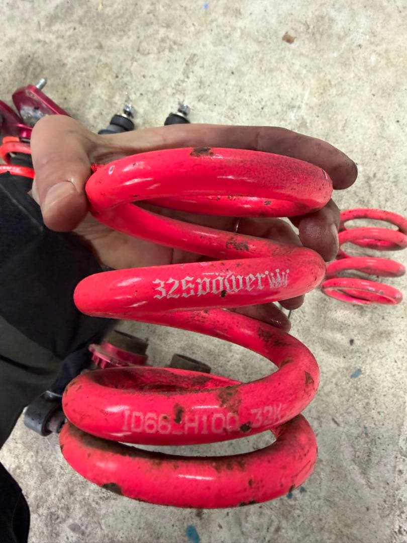 プリウスアルファの車高調　メーカー不明