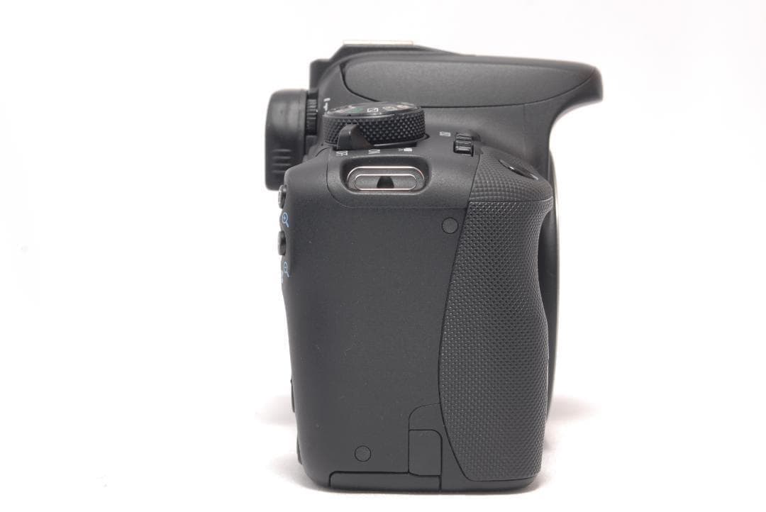 ⭐️持ち運び楽々⭐️Canon Kiss X7 キャノン　デジタル一眼レフ