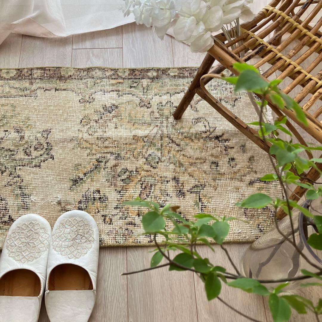 ミルキーベージュ50×100✳︎淡グリーンフラワー　ココア　トルコヴィンテージラグ