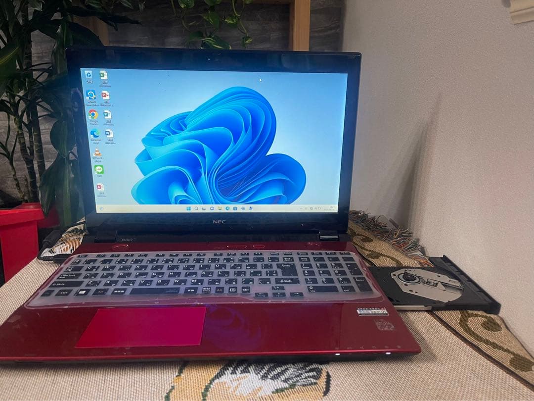 NEC LAVIE 初心者パソコンでもかんたん 15型 人気の赤 Blu-ray