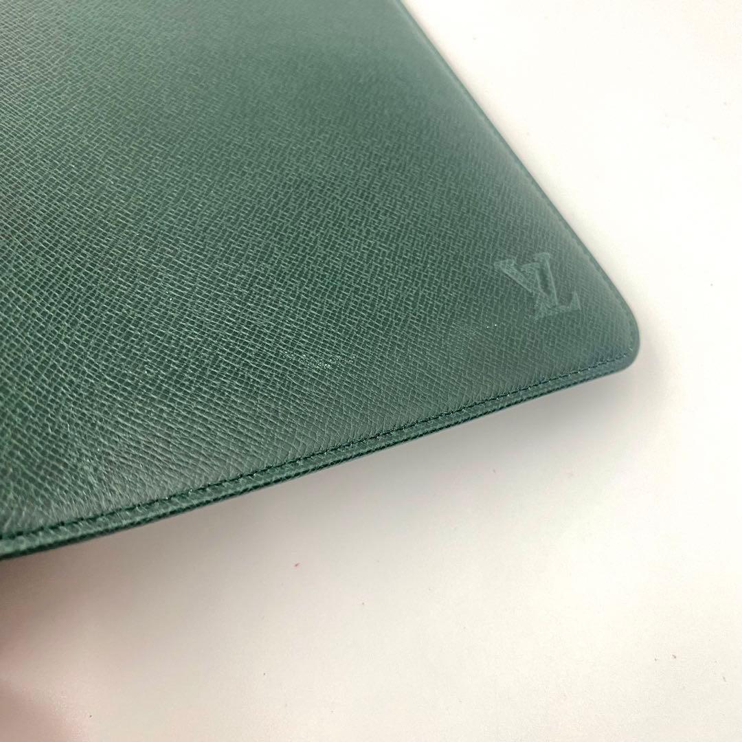 ルイヴィトン タイガ ラウンドファスナー トラベルケース パスポートケース 緑系