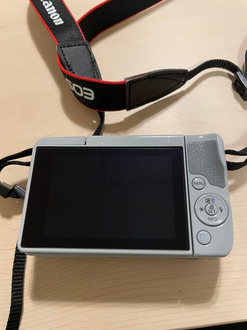 カメラミラーレス　Canon EOSM10