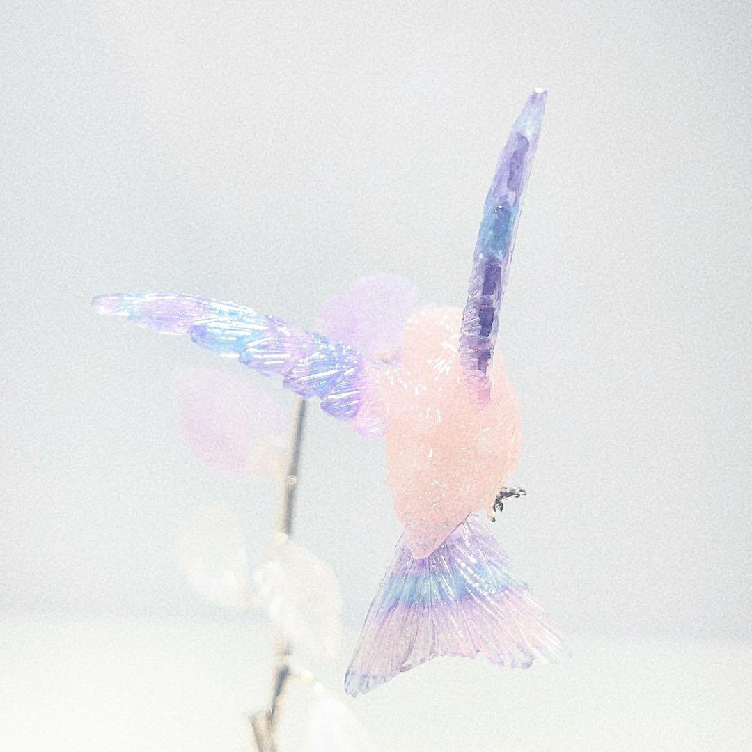 ハチドリ 紫の花付きグリーントルマリン台座ブラジル産NO25-.2366