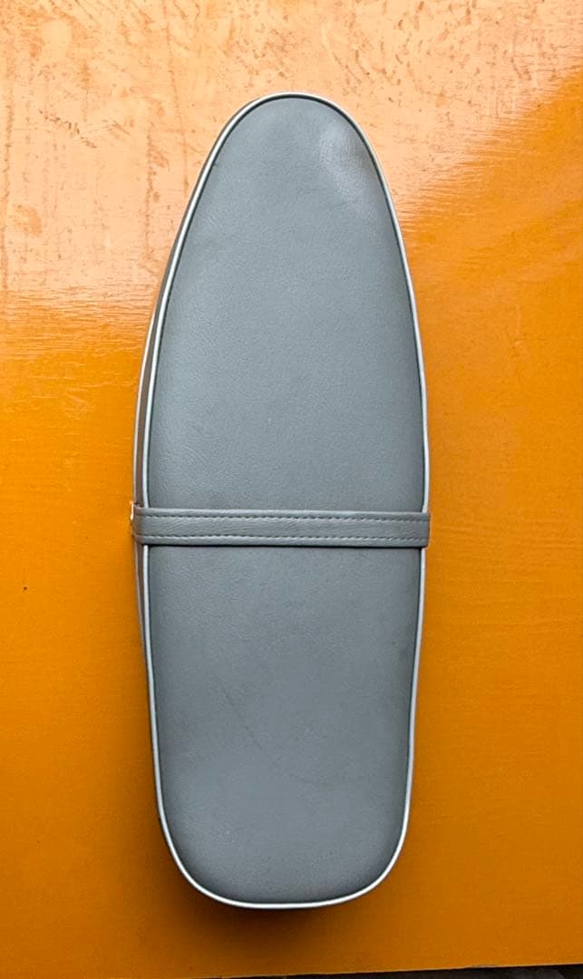 ベスパ50 100用ダブルシート　AQUILA バッチ　グレー