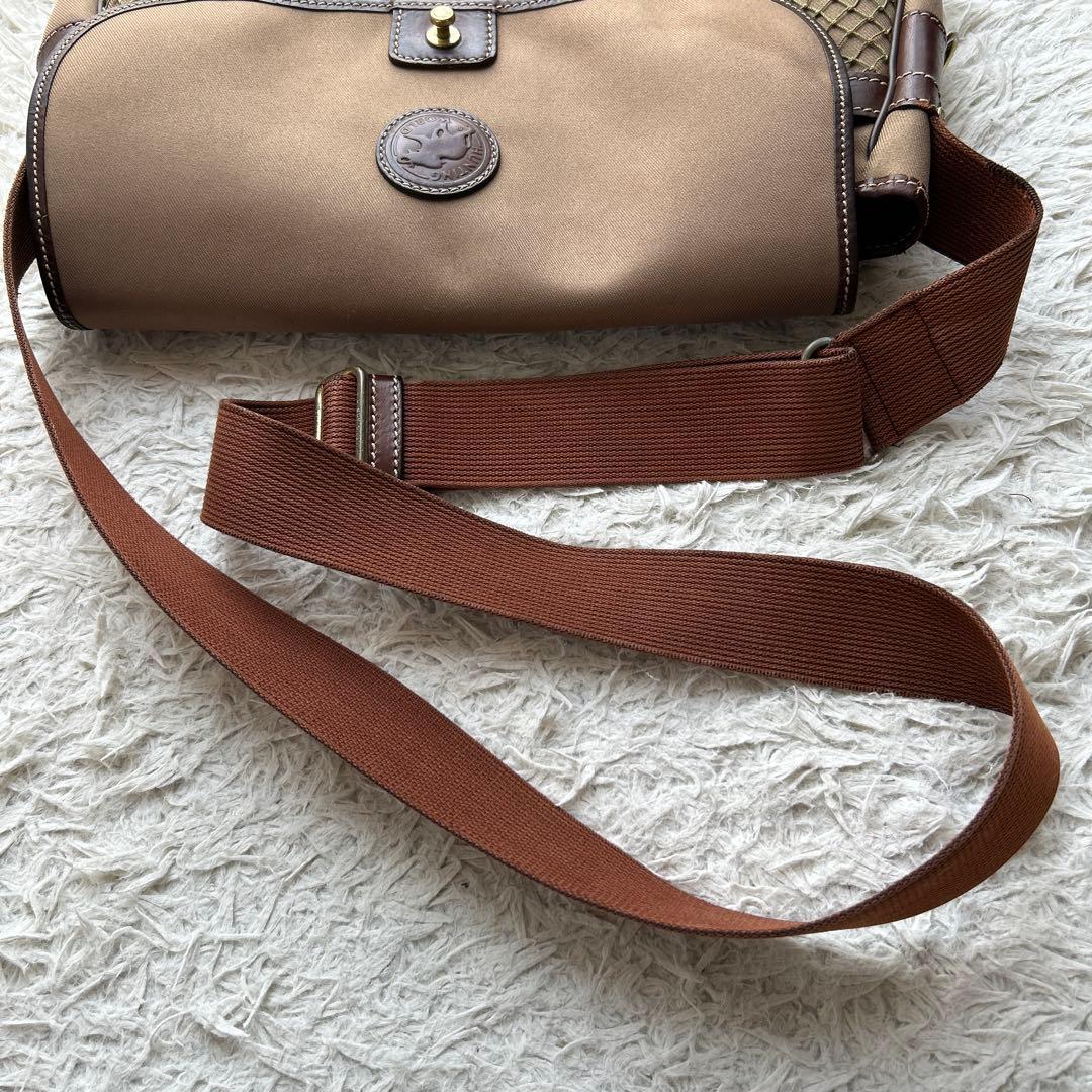 ハンティングワールド　メッセンジャーバッグ