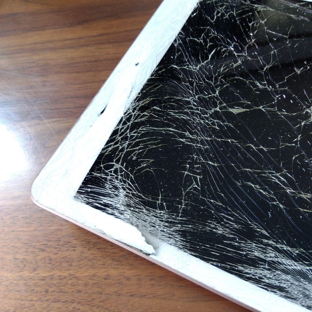 ホワイト iPad本体 画面ひび割れあり