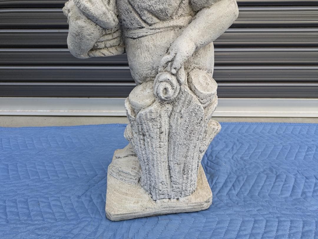 478　イタリア製　石像　花束を持つ子ども　ガーデンオーナメント