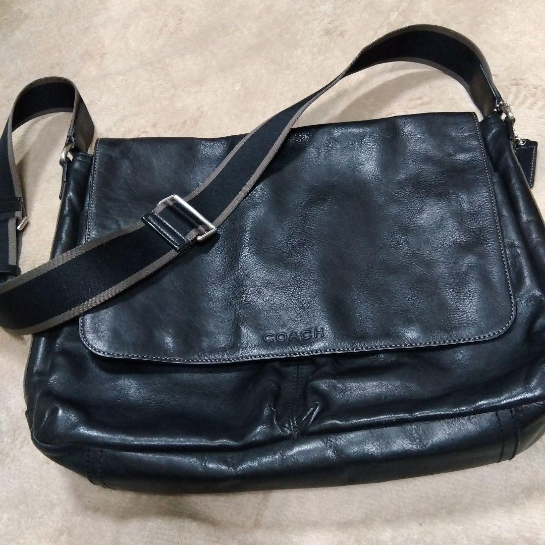コーチ斜めがけバッグ　　ロゴ型押し　レザー　黒　A4可能