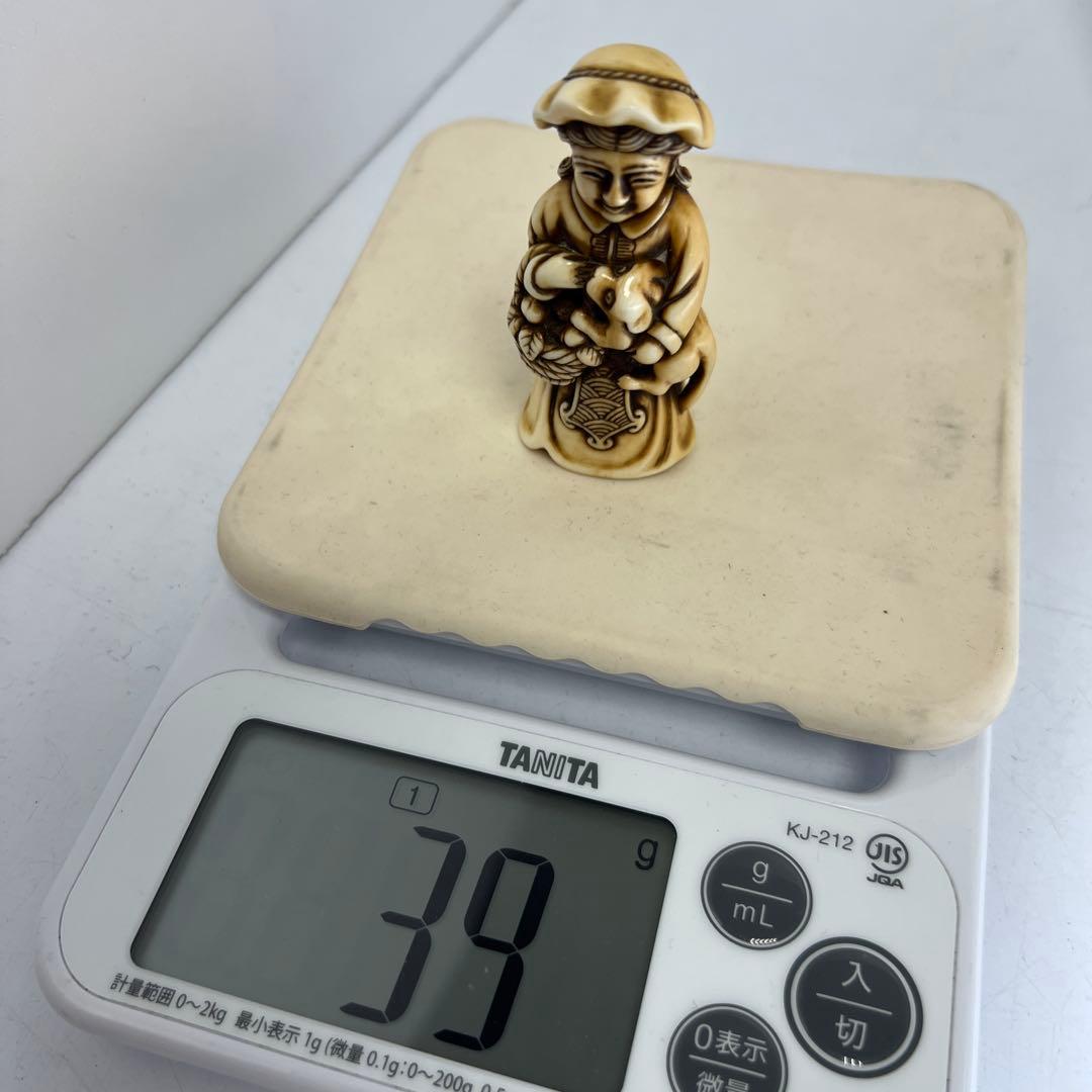 時代　女性に犬大振根付　高さ7.3㎝/39g 東Y8-0204☆2F