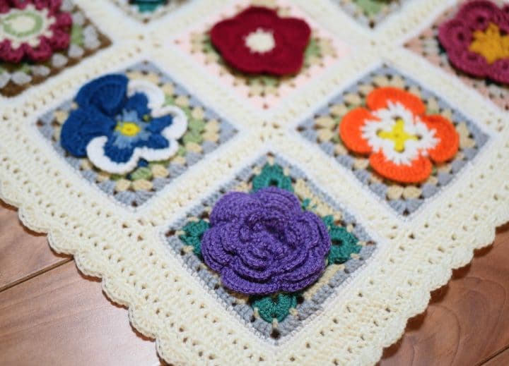 手編み　ブランケット　マルチカバー　立体花柄モチーフ編み