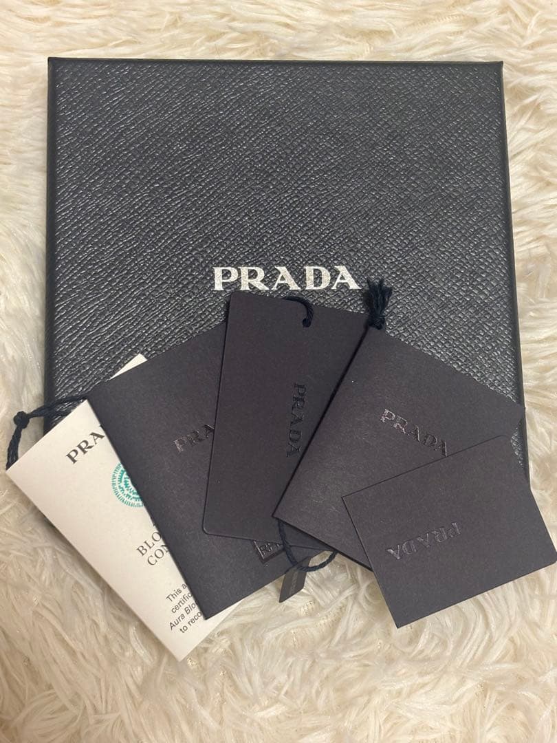 PRADA ベージュファーシュシュ
