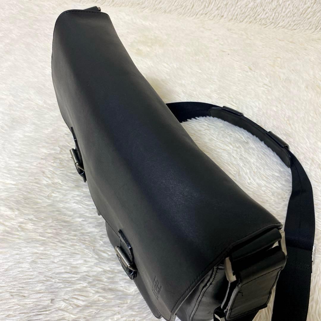 BREE ブラック　本革 メッセンジャーバッグ　肩掛け　斜め掛け　フラップ付き