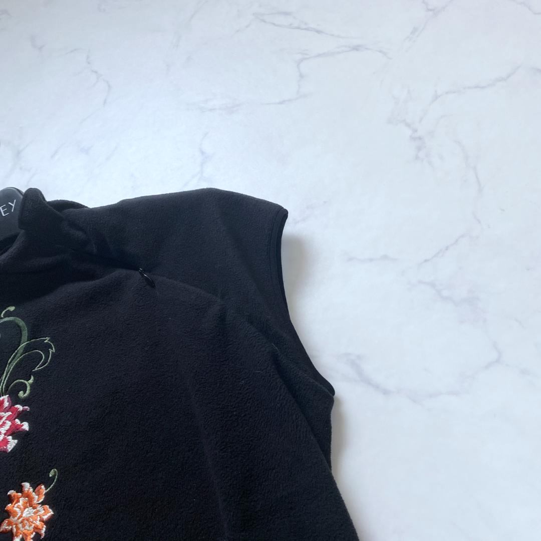 ヴィヴィアンタム モックネック フリース 花柄 刺繍 ノースリーブ 黒 1