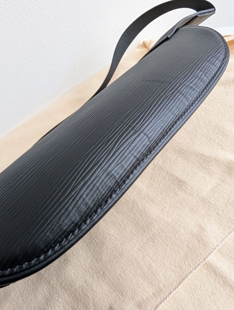 K*G様 ルイヴィトン M53300 エピライン サークル バムバッグ ブラック