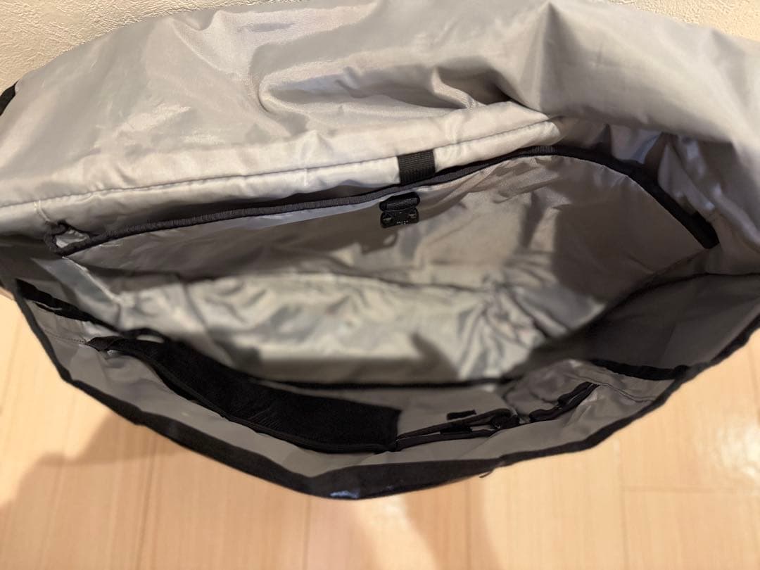 【値下げ】patagonia 大型メッセンジャーバッグ ブラックホール