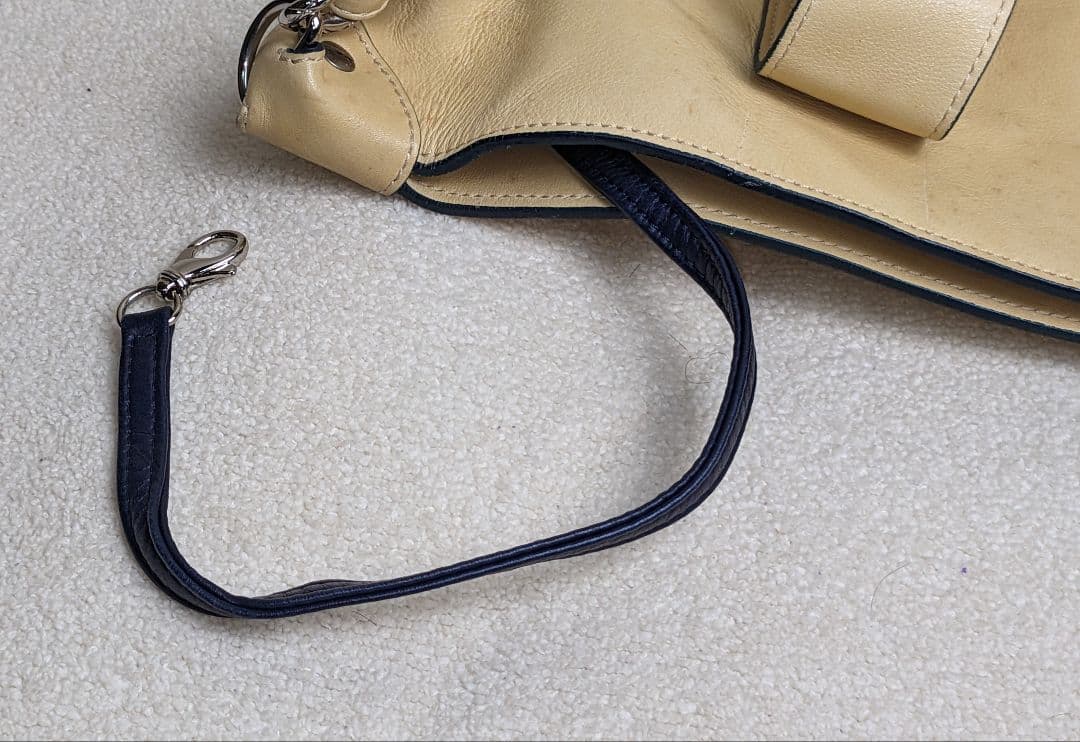 シャネル カーフレザー ハンドバッグ クリームイエロー CHANEL ココマーク