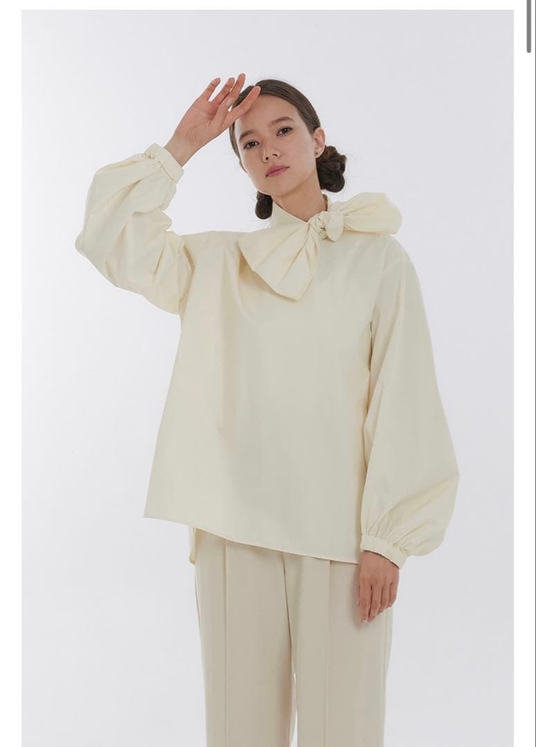 新品・未使用・タグ付き　yoriボウタイ付きクリーム色長袖シャツ　36サイズ