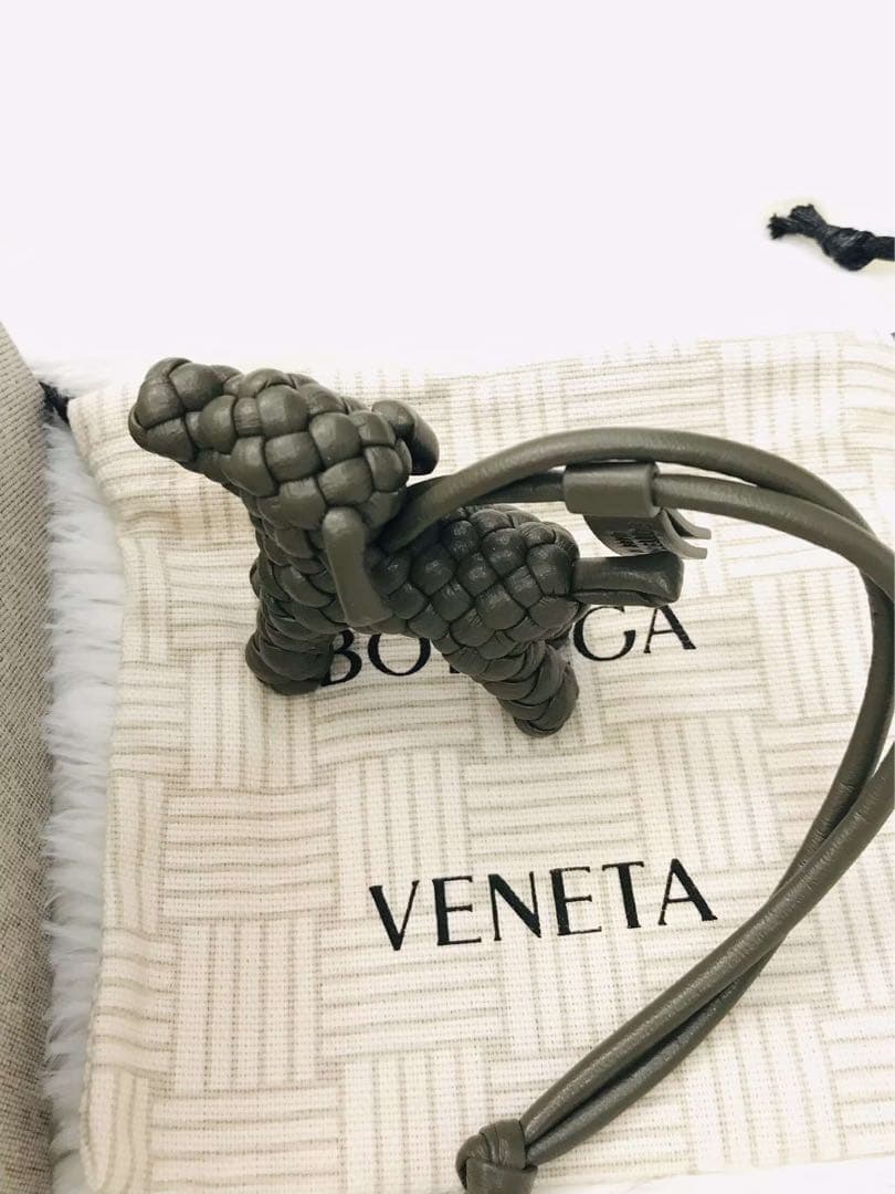 Bottega Veneta 犬型キーホルダー ダークグレー