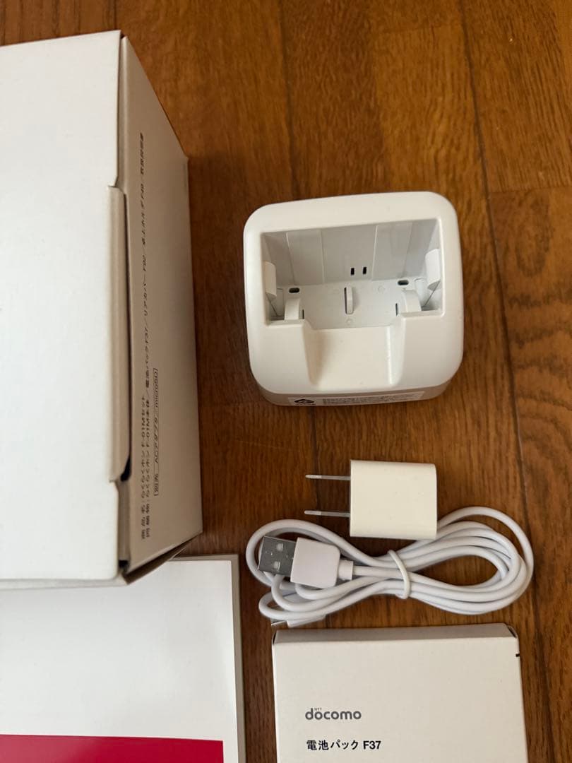 docomoドコモらくらくホン F-01M ホワイト (純正バッテリー 予備付)