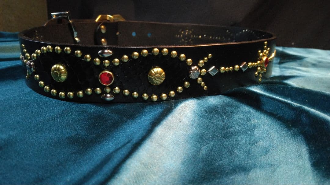 栃木レザー　ピーナッツインレイスタッズベルト　ブラック