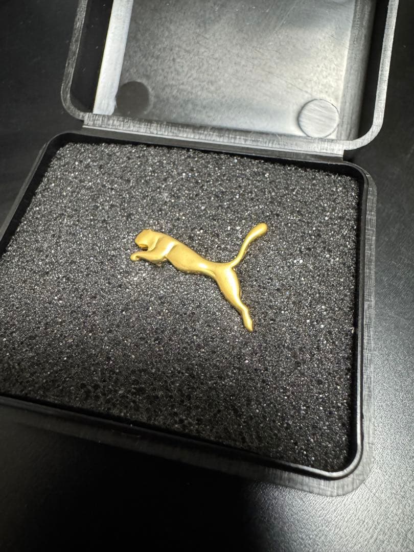ポ*メ様 PUMA メタリック ピンバッジ 非売品 社章 契約選手用　新品