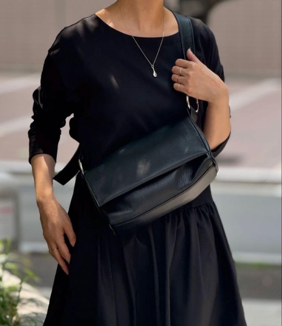 【新品．未開封】BEARDSLEYビアズリー　レザーボディバッグ　ブラック