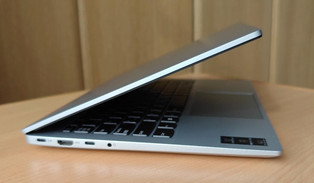 Lenovoスリムな ノートパソコン 2024年製