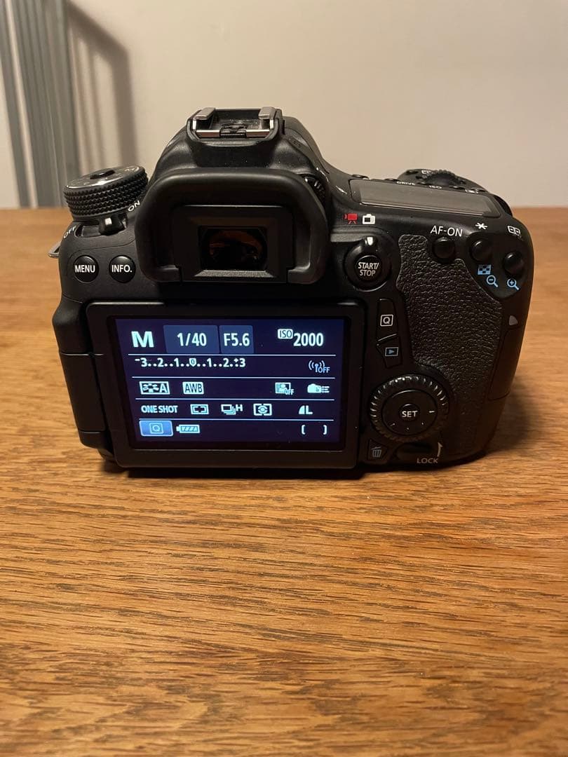 Canon EOS 70D デジタル一眼レフカメラ 本体と付属品