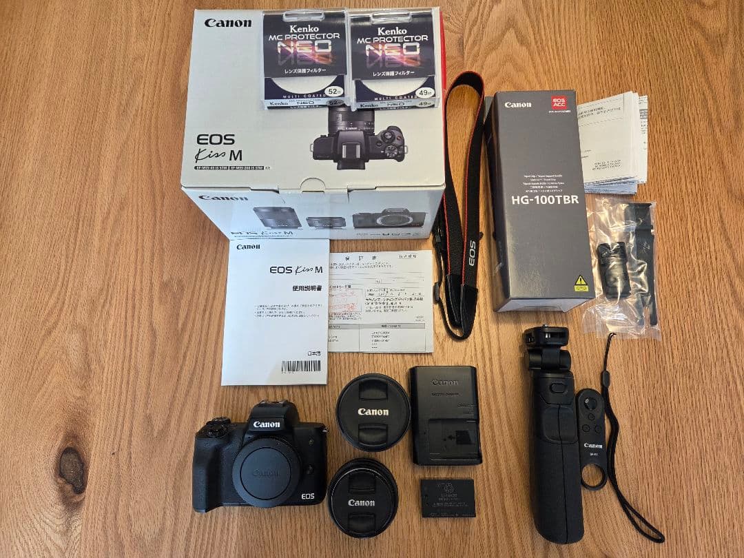 Canon EOS Kiss M　ダブルズームキット＋トライポッドグリップ