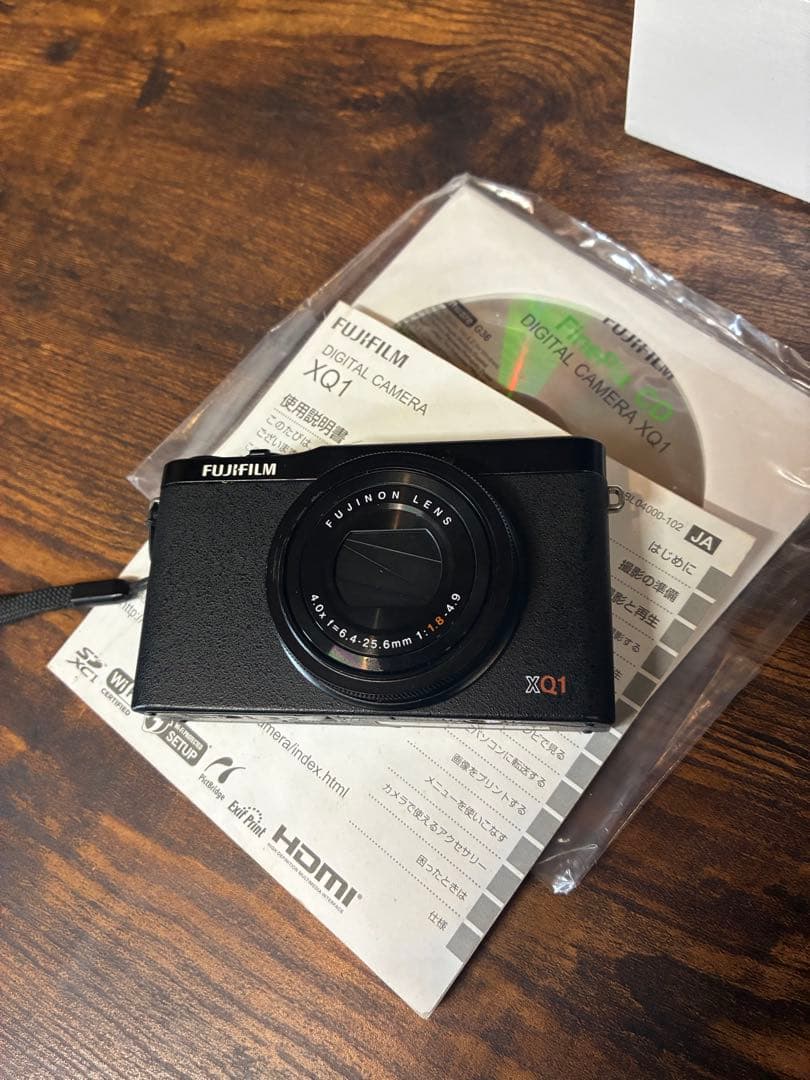 美品FUJIFILM XQ1 ブラック 本体と付属品