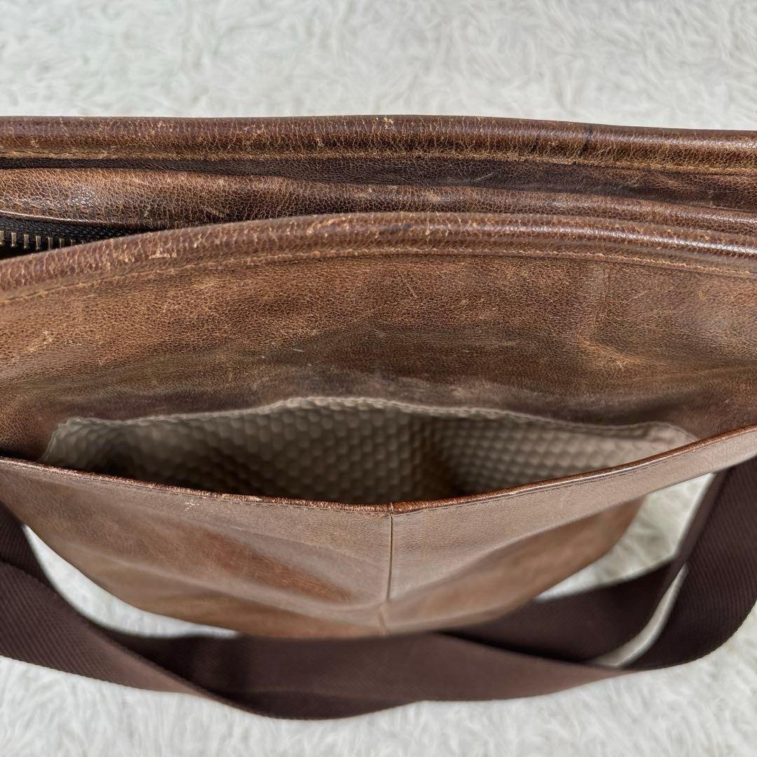 トゥミ　クロスボディバッグ　ショルダーバッグ　ヴィンテージ加工　レザー　ブラウン