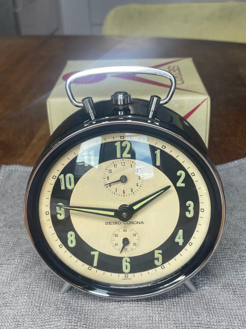 SEIKO CORONA 古くて重い目覚まし時計　Black と Beige 箱