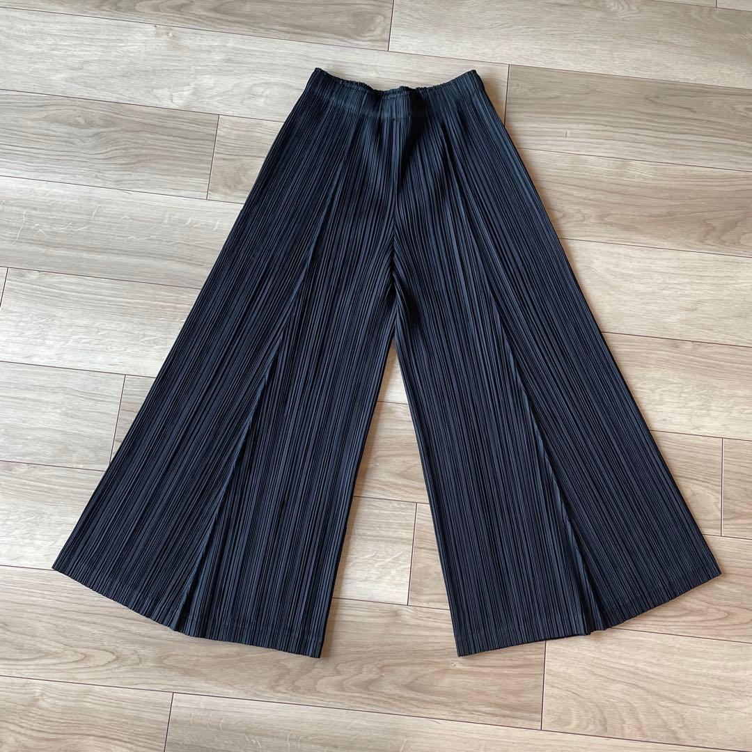 プリーツプリーズ　パンツ　黒