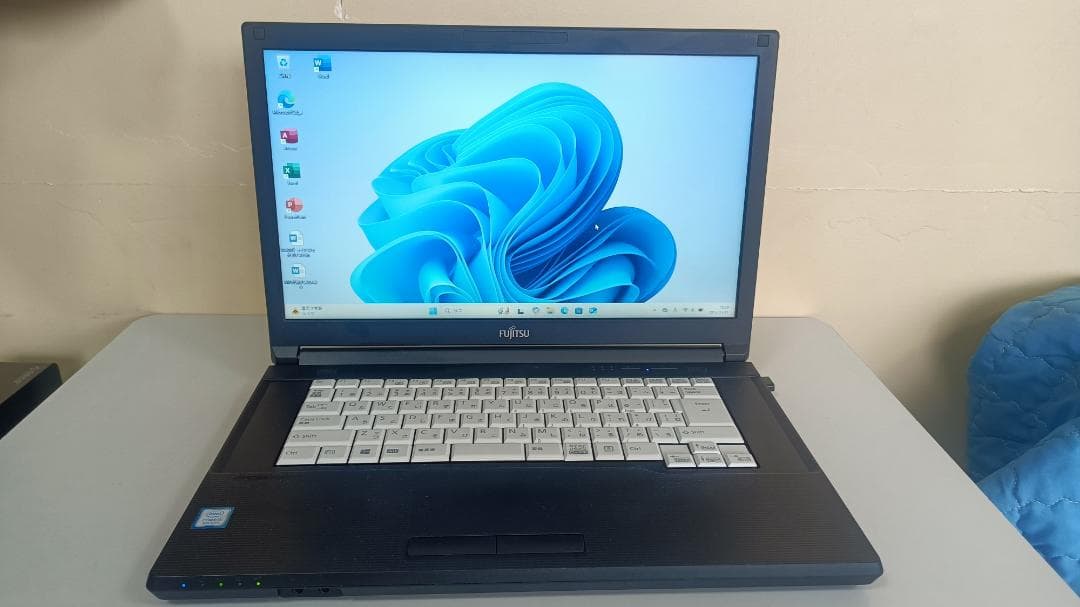 美品ノートパソコンFUJITSU第八世代Corei5 SSD256G メモリ8G
