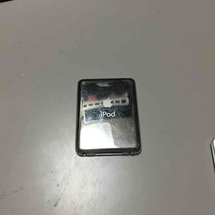 ポータブルプレーヤー iPod 4GB