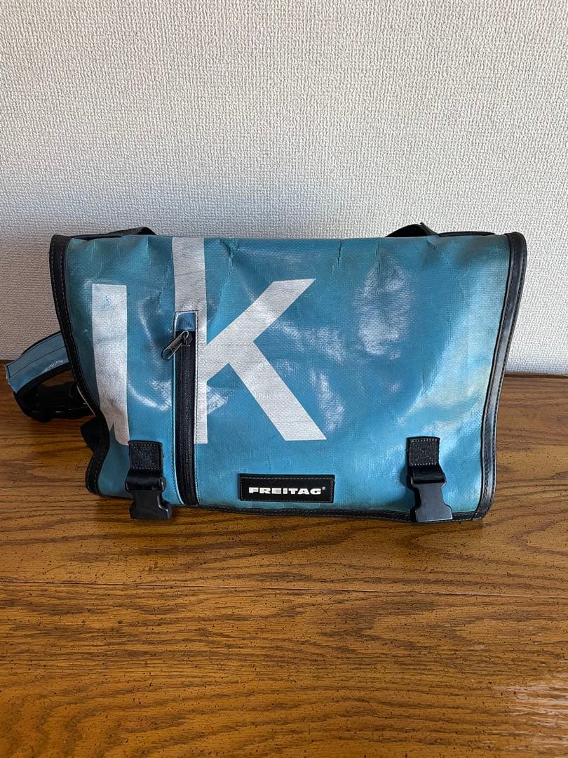 FREITAGメッセンジャーバッグ青（ライトブルー）×白（クリーム）