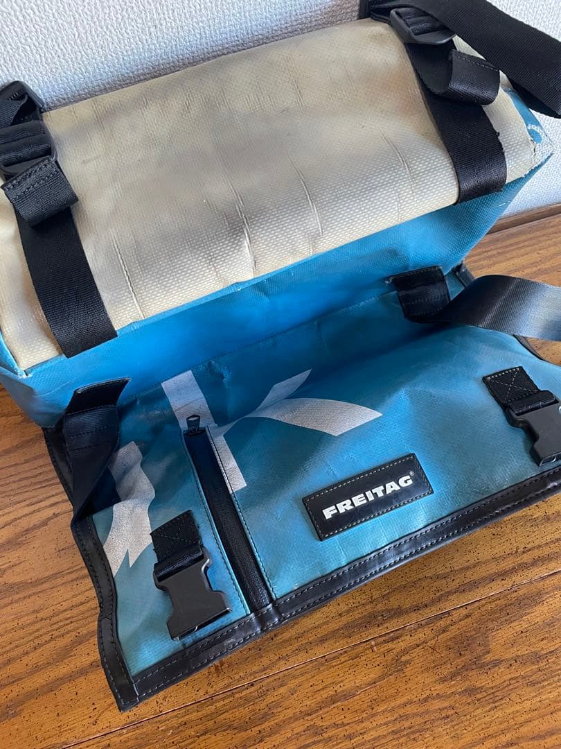 FREITAGメッセンジャーバッグ青（ライトブルー）×白（クリーム）