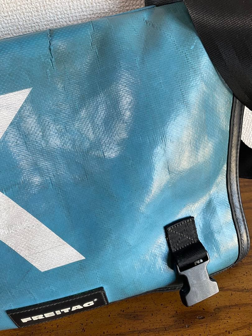 FREITAGメッセンジャーバッグ青（ライトブルー）×白（クリーム）