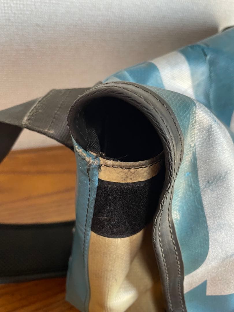 FREITAGメッセンジャーバッグ青（ライトブルー）×白（クリーム）