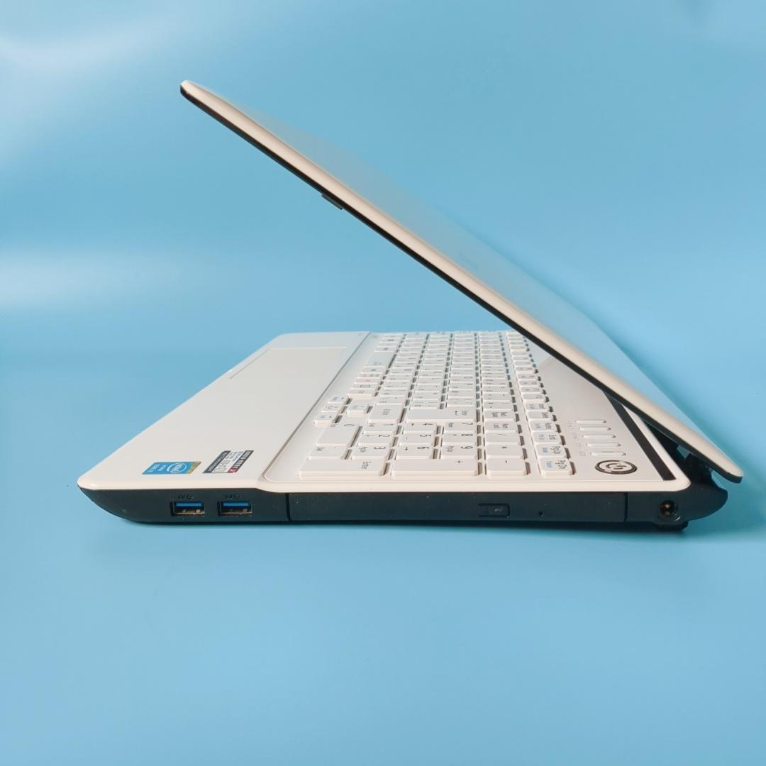 美品⭐新品SSD爆速⭐メモリ8GB⭐カメラ付⭐設定済ですぐ使える白ノートパソコン