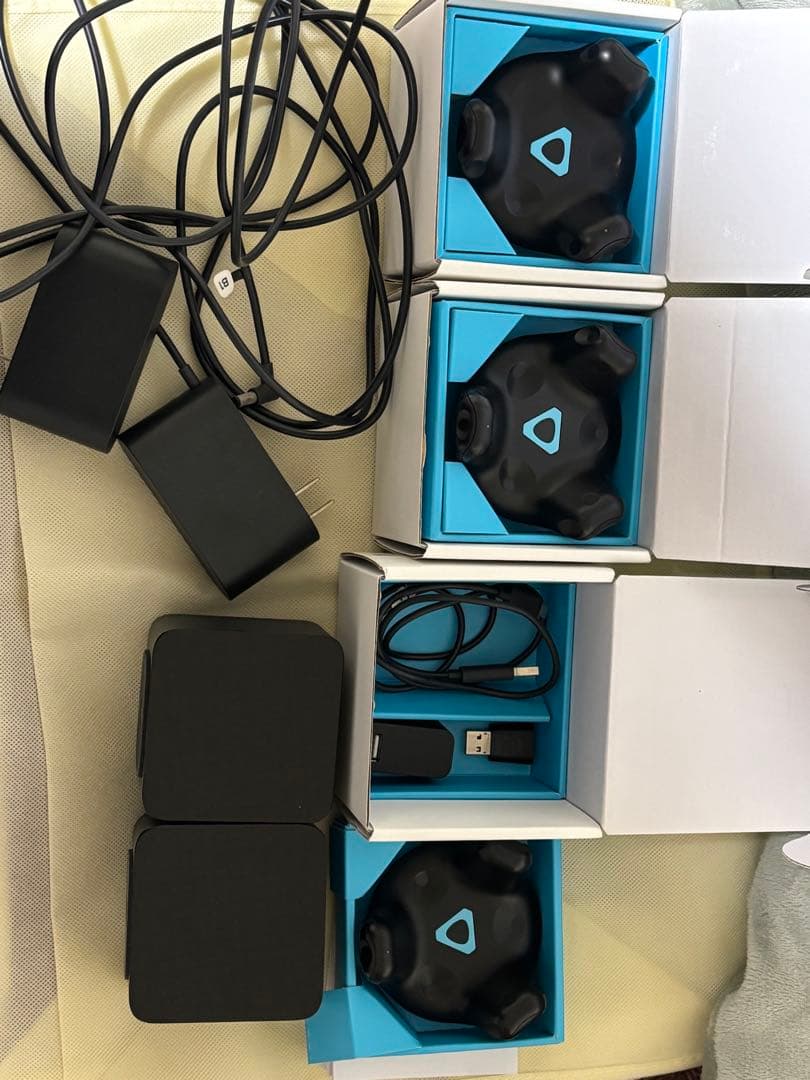 HTC VIVE トラッカー2018 3個、ベースステーション1.0 2個セット