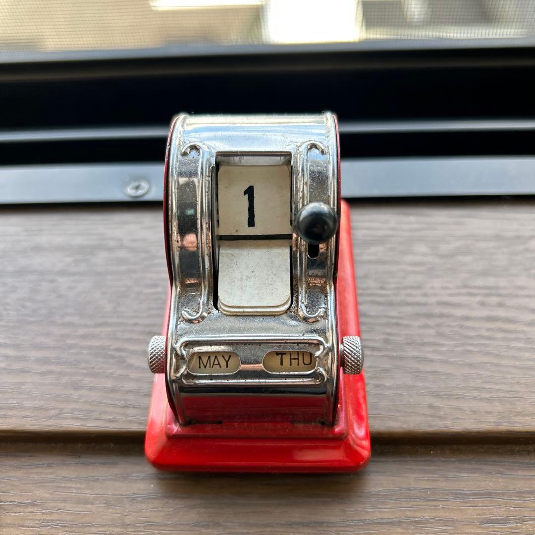 赤とシルバーの、日付カウンター万年カレンダー